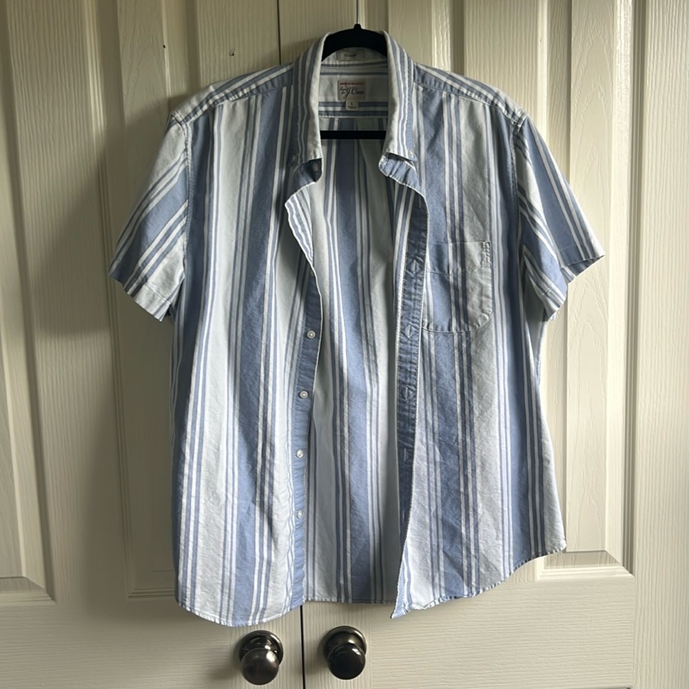 Short sleeve blue stripped oxford button down